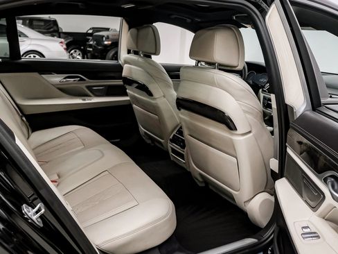 Used 2018 BMW 750i image 34