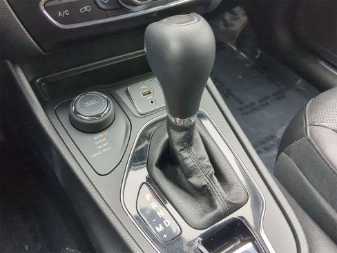 Certified 2019 Jeep Cherokee Limited w/ Luxury Group image 38