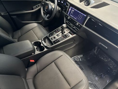 Certified 2025 Porsche Macan AWD/4WD image 17