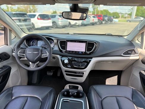 Used 2023 Chrysler Pacifica Touring-L FWD image 2