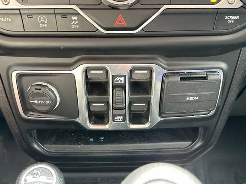 Used 2022 Jeep Gladiator Overland w/ Trailer Tow Package AWD/4WD image 26