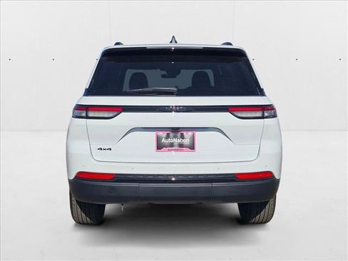 New 2025 Jeep Grand Cherokee Altitude image 8