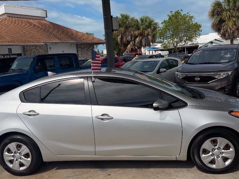 Used 2015 Kia Forte LX FWD image 4