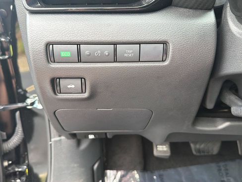 Used 2025 Nissan Sentra SV w/ All-Weather Package FWD image 19