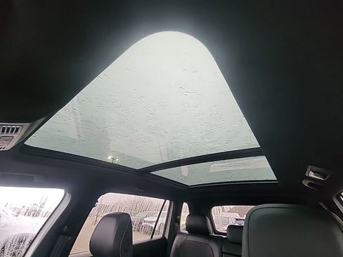 Certified 2024 Volkswagen Tiguan SEL R-Line image 22