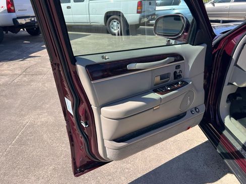 Used 2006 Lincoln Town Car Signature RWD image 24