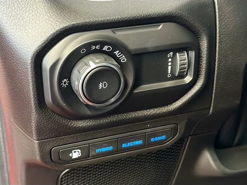 Used 2024 Jeep Wrangler Unlimited image 12