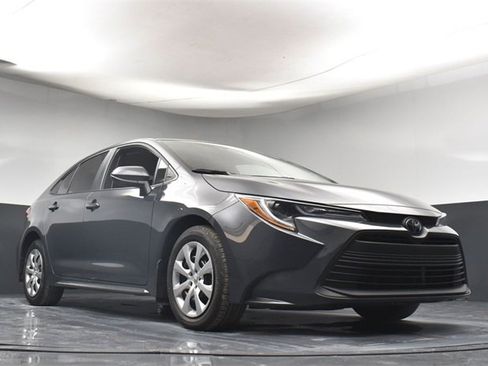 Used 2025 Toyota Corolla LE image 30