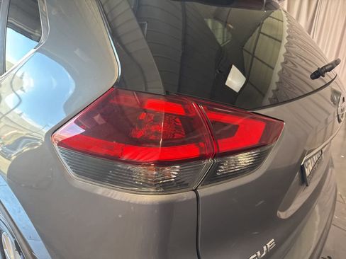 Used 2019 Nissan Rogue SV image 10