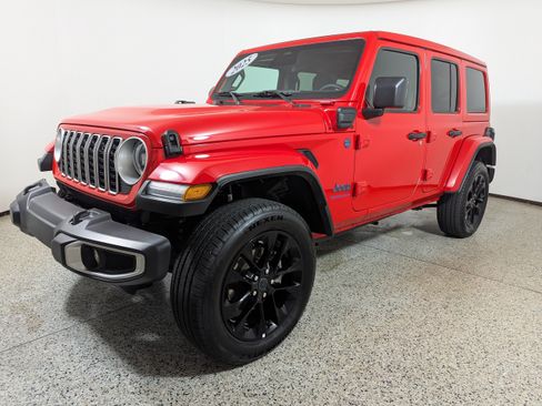 Used 2025 Jeep Wrangler Unlimited Sahara w/ Safety Group AWD/4WD image 3