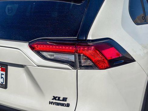 Used 2021 Toyota RAV4 XLE Premium AWD/4WD image 8