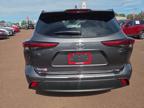 Certified 2022 Toyota Highlander XLE image 4