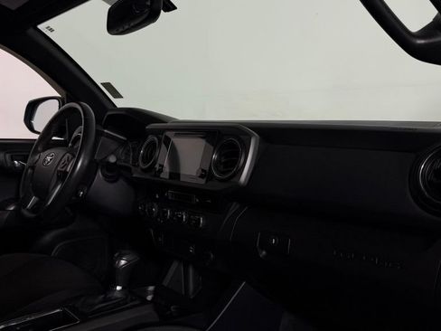 Used 2017 Toyota Tacoma TRD Sport AWD/4WD image 29