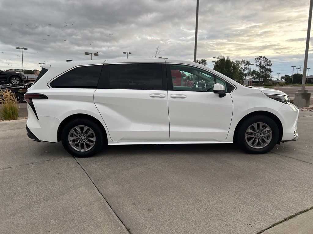 Used 2025 Toyota Sienna LE AWD/4WD image 9