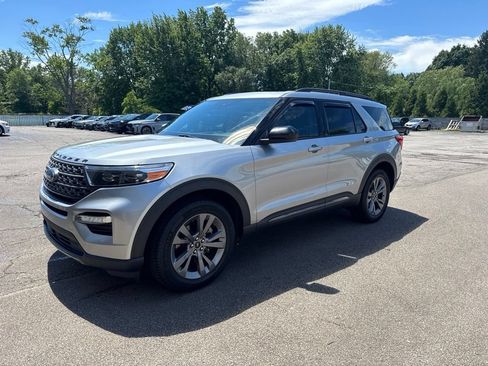 Used 2022 Ford Explorer XLT w/ Equipment Group 202A AWD/4WD image 9