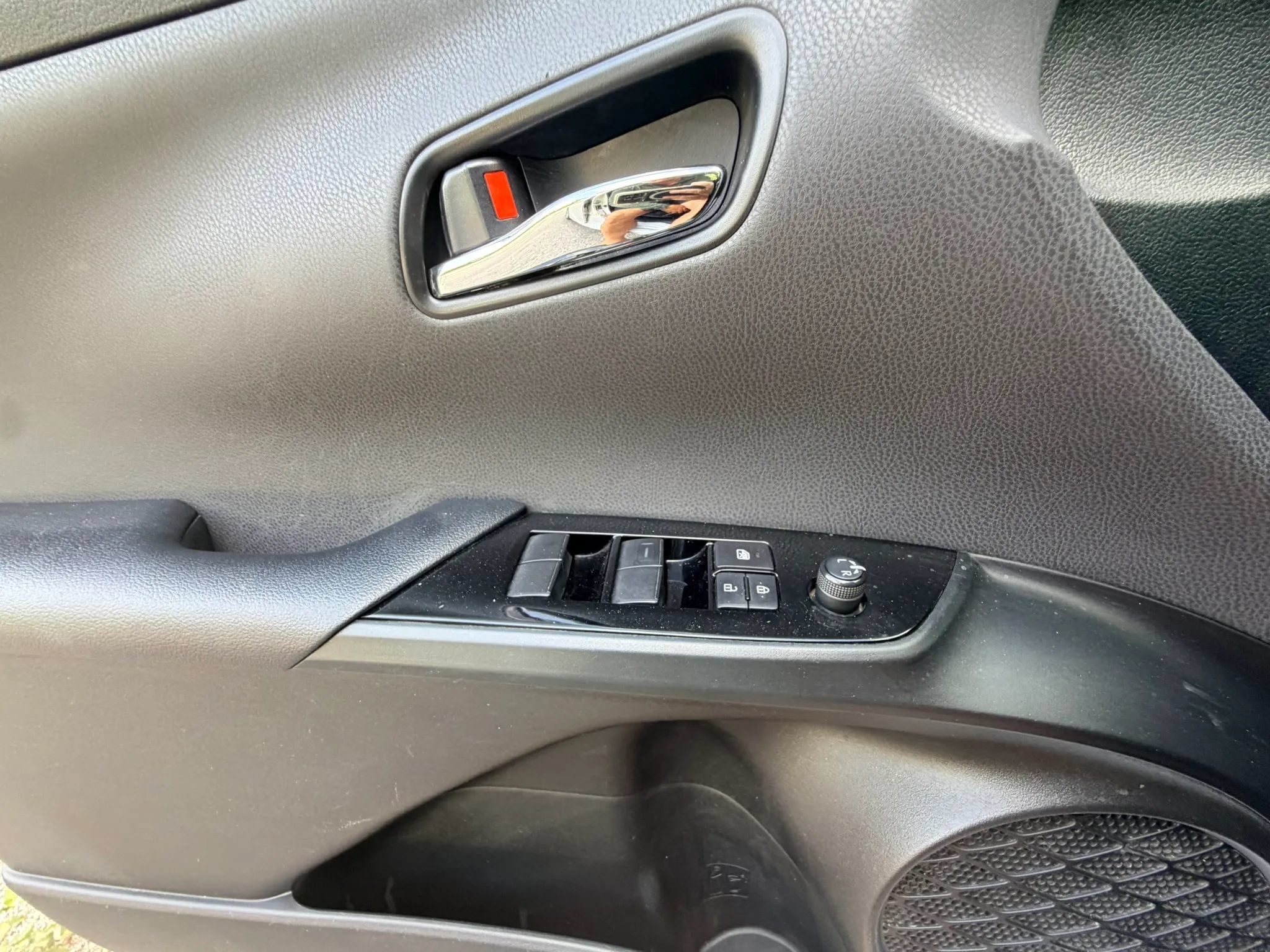 Used 2022 Toyota Prius L Eco FWD image 17