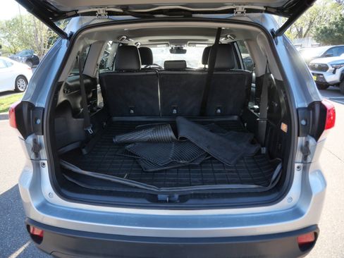 Certified 2019 Toyota Highlander XLE AWD/4WD image 19