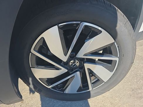 Used 2025 Volkswagen Atlas SE image 2