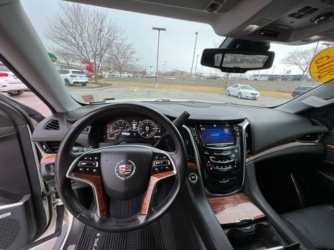 Used 2015 Cadillac Escalade Premium image 41