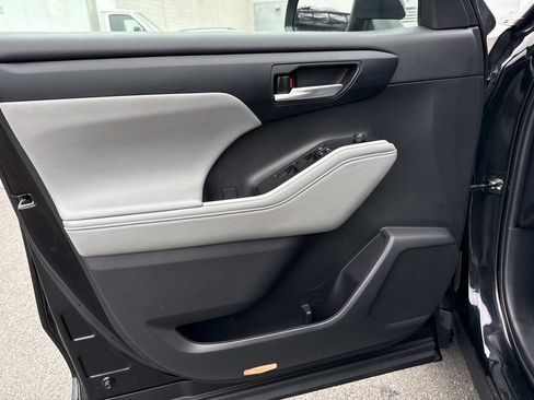 Used 2023 Toyota Highlander XLE FWD image 7