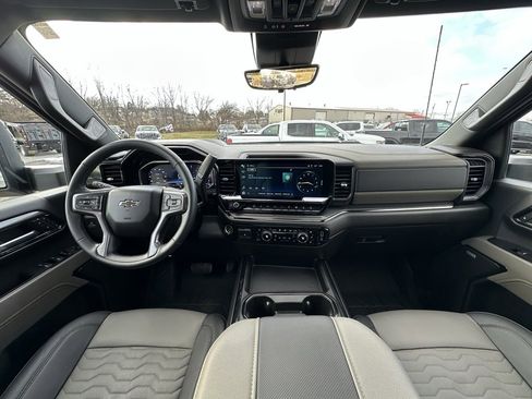 Used 2024 Chevrolet Silverado 2500 ZR2 w/ Technology Package image 3