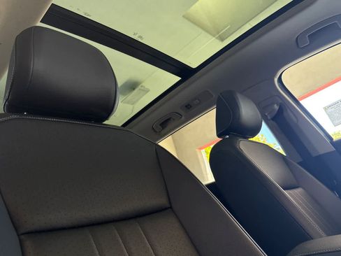 Used 2023 Volkswagen Tiguan SE w/ Panoramic Sunroof Package FWD image 18