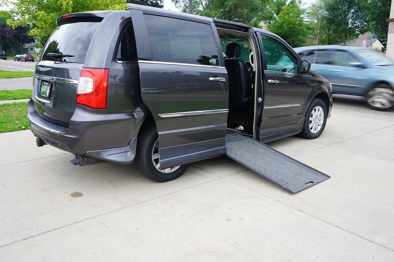 Used 2016 Chrysler Town & Country Touring w/ Driver Convenience Group FWD image 4