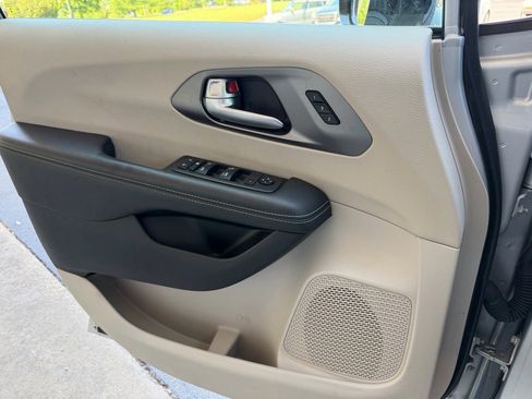 Used 2024 Chrysler Pacifica Touring-L FWD image 21