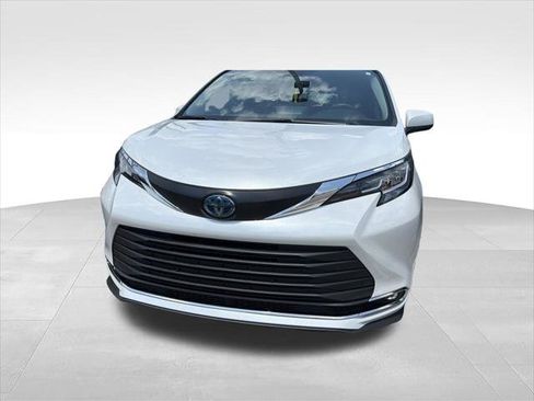 Certified 2023 Toyota Sienna XLE FWD image 1