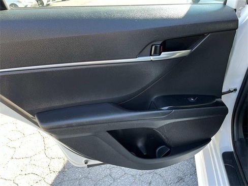 Used 2020 Toyota Camry SE image 16