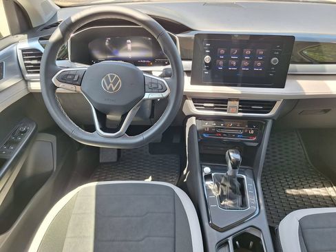 Certified 2025 Volkswagen Taos SE FWD image 11