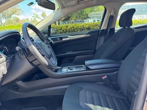 Used 2018 Ford Fusion SE w/ Fusion SE Technology Package FWD image 9