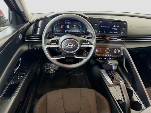 Used 2025 Hyundai Elantra SE image 17