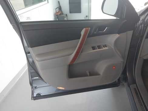 Used 2010 Toyota Highlander Limited AWD/4WD image 25
