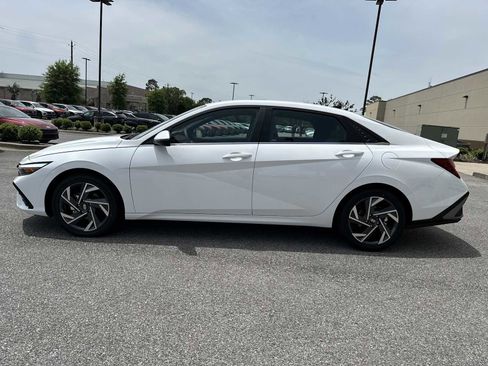 New 2026 Hyundai Elantra Limited FWD image 3