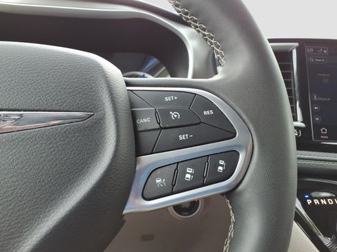 Used 2024 Chrysler Pacifica Limited FWD image 23