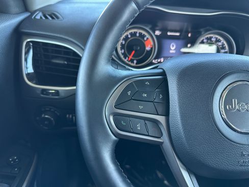 Used 2019 Jeep Cherokee Limited FWD image 19