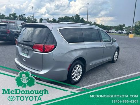 Used 2020 Chrysler Pacifica Touring-L FWD image 4