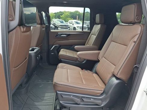 Used 2025 Chevrolet Suburban High Country AWD/4WD image 18
