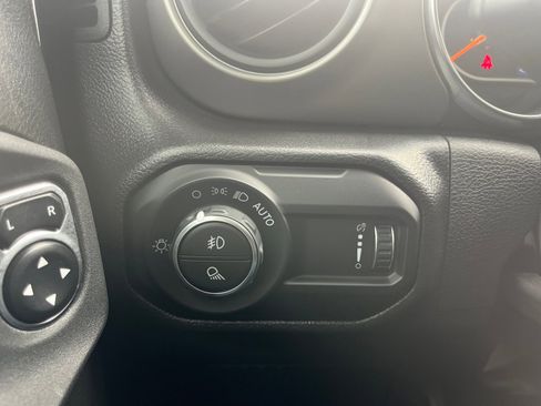 Used 2023 Jeep Gladiator Sport AWD/4WD image 19