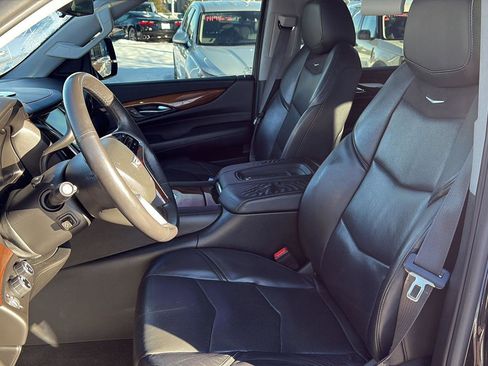 Used 2017 Cadillac Escalade ESV Luxury image 6