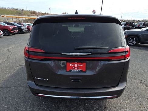 Used 2023 Chrysler Pacifica Touring-L image 7