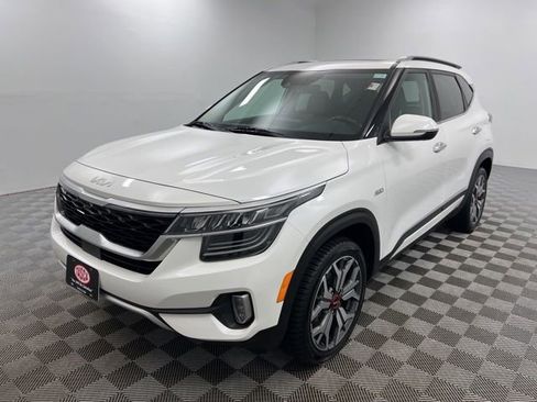Used 2022 Kia Seltos SX w/ Sunroof Package AWD/4WD image 2