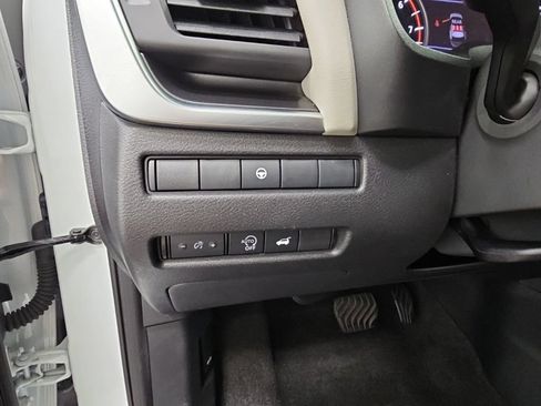 Used 2025 Nissan Rogue SV FWD image 25