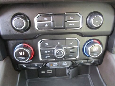 Used 2021 Chevrolet Suburban Z71 w/ Z71 Off-Road Package AWD/4WD image 27