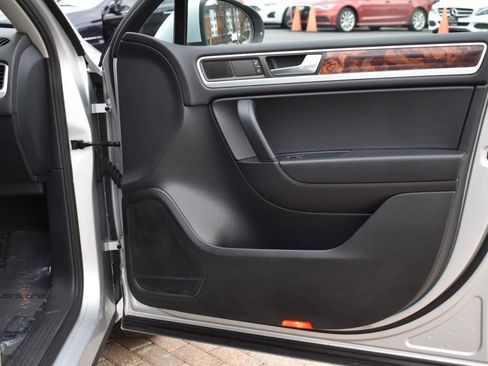 Used 2012 Volkswagen Touareg Sport image 33