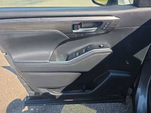 Used 2025 Toyota Highlander Platinum AWD/4WD image 13