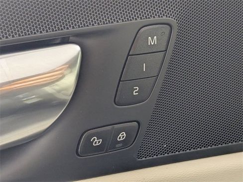 Used 2022 Volvo XC60 B5 Momentum image 11