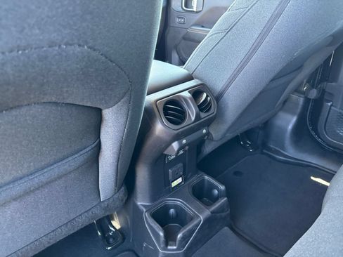Used 2025 Jeep Wrangler Unlimited Sahara AWD/4WD image 18
