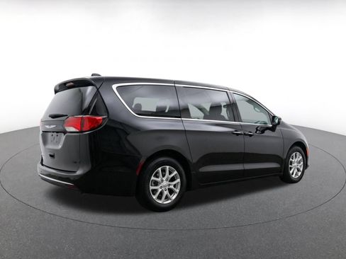 Used 2024 Chrysler Voyager LX FWD image 7